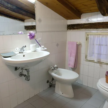 Guesthost - Castiglione Lovely Mansarda Apartmán