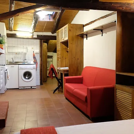 Guesthost - Castiglione Lovely Mansarda Apartmán