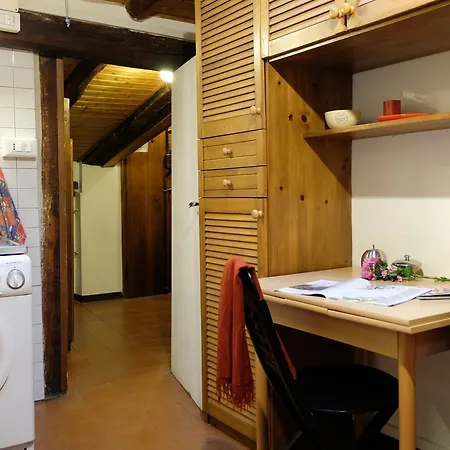 Guesthost - Castiglione Lovely Mansarda Apartmán *