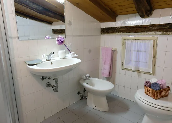 Guesthost - Castiglione Lovely Mansarda Apartman