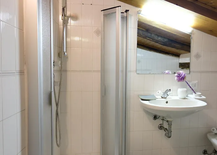 Guesthost - Castiglione Lovely Mansarda *