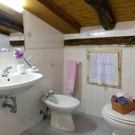 Guesthost - Castiglione Lovely Mansarda Apartment